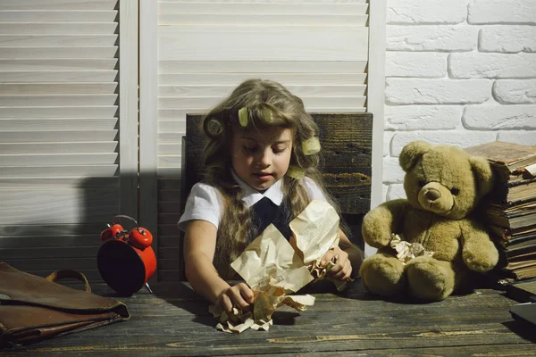 Child with bear and alarm clock. — Stock Photo, Image