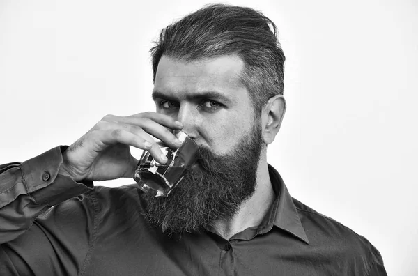 Ernster bärtiger Mann Hipster mit Whiskeyglas im orangefarbenen Hemd — Stockfoto