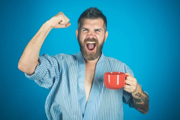 Hipster barbudo con taza de leche roja . — Foto de Stock