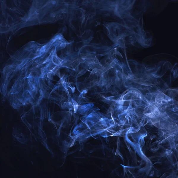 Blauer Rauch auf schwarzem Hintergrund. — Stockfoto