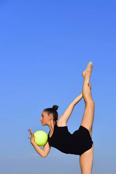 Training van meisje op de blauwe hemelachtergrond. — Stockfoto