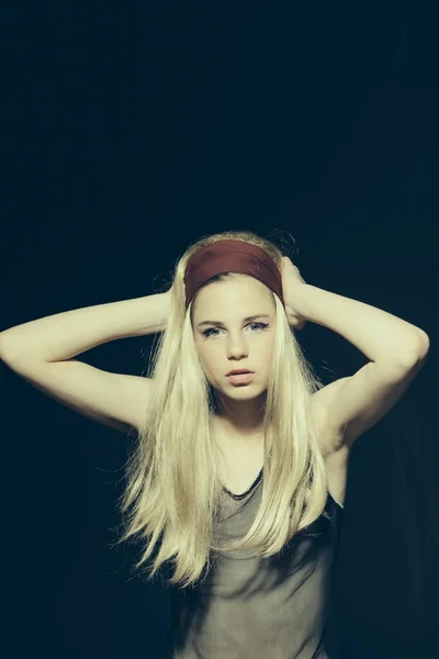 Flicka i blond peruk, Frisör. — Stockfoto