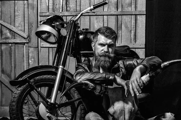 Homem barbudo hipster motociclista — Fotografia de Stock