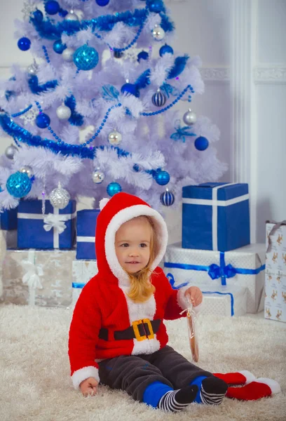 Neujahr kleiner Junge am Weihnachtsbaum. — Stockfoto