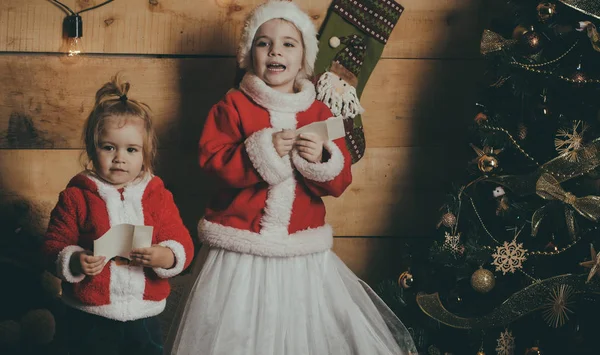 Santa claus dítě na vánoční stromeček — Stock fotografie