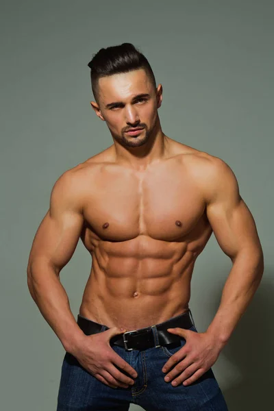 Mannen med muskulös kropp och nakna bröst eller coach sportsman — Stockfoto