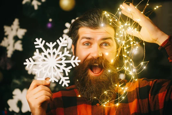 Homme de Noël avec barbe sur le visage heureux et guirlande . — Photo