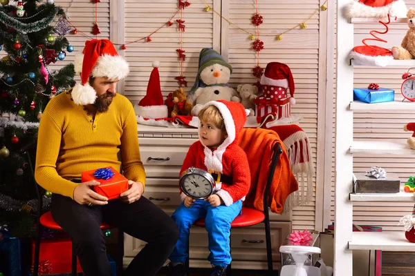 Gelukkig gezin vieren nieuwjaar en kerst. — Stockfoto