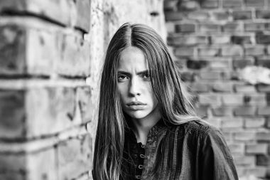 Tuğla duvar güzel kız