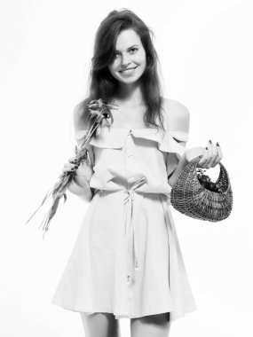 genç güzel çiçekler ile gülümseyen kız