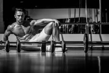 Barbell ile kas adam