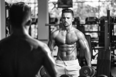 kaslı adam dumbbell ile