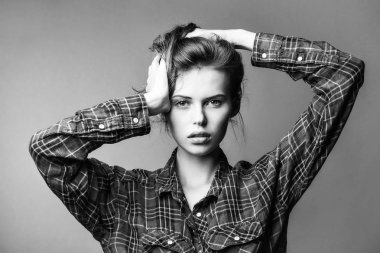 Kırmızı Kareli gömlekli güzel kız