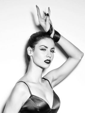 Güzel kız boynuzları jest gösterir