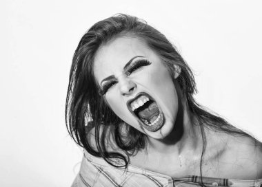 moda makyaj ve kırmızı sıvı İçecek güzel kadınla