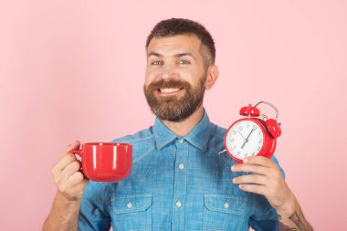 Sakallı Kupası, çalar saat ile mutlu yüz