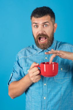 Kırmızı kupa kakao, sıcak şarap veya çikolata ile.