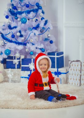 Noel çocuk veya xmas ağacı, hediye kutusu, küçük çocuk