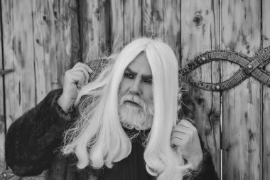 sakallı adam ahşap arka plan üzerinde