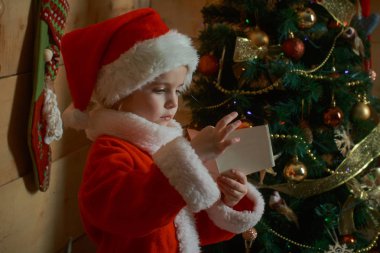 Noel mutlu çocuk dilek mektubu okuyun.