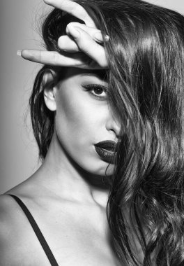 Kırmızı dudaklar, uzun esmer saçlı seksi kadınla