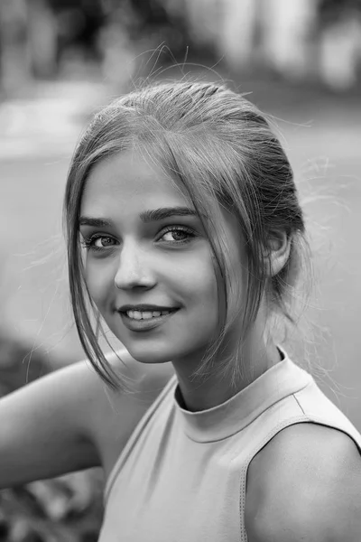 Menina loira em camisa rosa — Fotografia de Stock