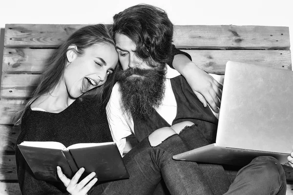 Ungt par spendera tid tillsammans — Stockfoto