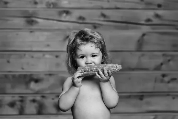 Vicces kis fiú gyermek étkezési sárga kukorica — Stock Fotó