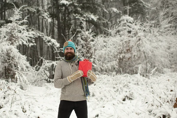 Sakallı adam santa şapka, yeni yıl.