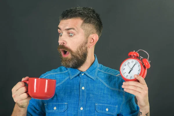 Alarm, kırmızı kupa mükemmel bir sabah.