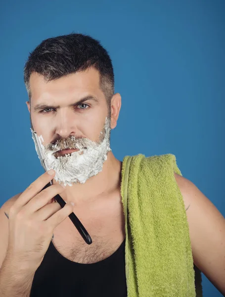 男性カットひげと口ひげかみそりとシェービング ブラシ — ストック写真