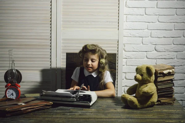 Evrak çantası ve çalar saat ile çocuk