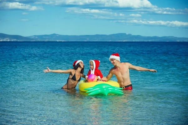 Weihnachtsmann-Kind, Eltern zu Weihnachten. — Stockfoto