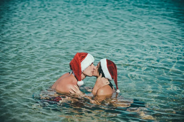 Пара закохана в щасливого чоловіка і жінку у воді . — стокове фото
