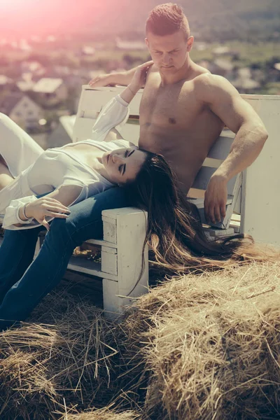 Man en vrouw met lang haar op zonnige zomerdag — Stockfoto