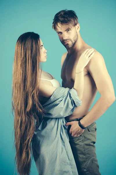 Dívka v sexy podprsence dotknout muže s holou trupu — Stock fotografie