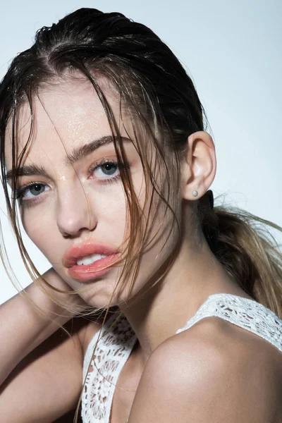 Şampuan ve kızın yüzündeki losyon.