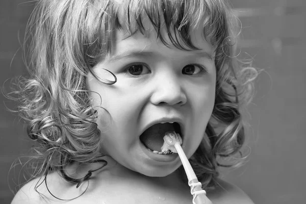 Мальчик с зубной щеткой — стоковое фото