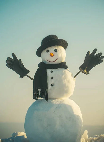 Muñeco de nieve caballero en invierno sombrero negro, bufanda y guantes . — Foto de Stock