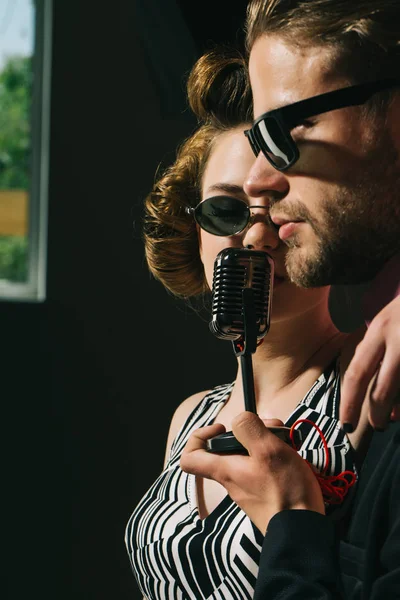 Plakát dívka a muž zpívat karaoke, rádio. — Stock fotografie