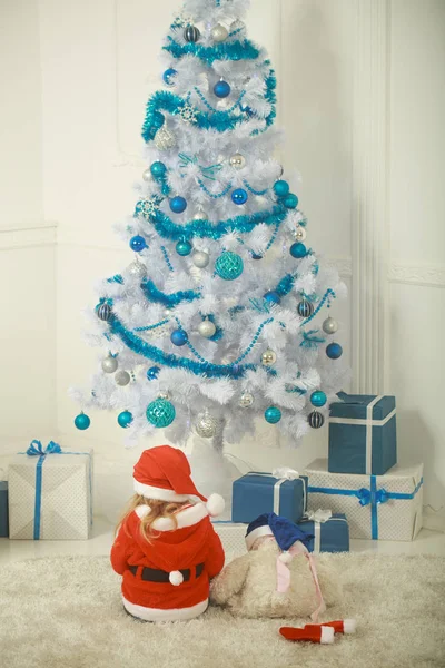 Año nuevo niño pequeño en el árbol de Navidad . — Foto de Stock