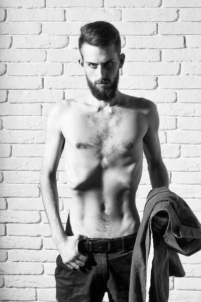 tuğla zemin üzerine ince çıplak gövde ile ince sakallı adam