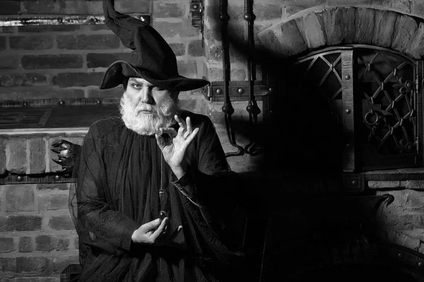 Velho feiticeiro com pêndulo — Fotografia de Stock