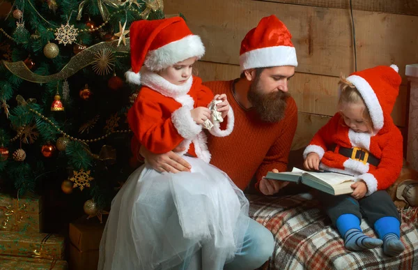 Yeni yıl küçük kız ve erkek, peri masalı.