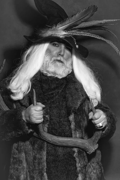 Geyik boynuzu ile eski büyücü avcısı — Stok fotoğraf