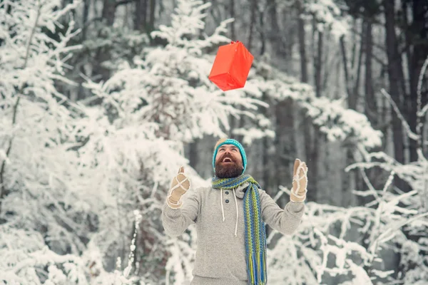 Sakallı Noel mutlu adam tutun hediye kutusu. — Stok fotoğraf