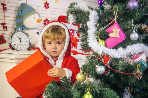 Ano Novo pequeno menino no brinquedo de decoração . — Fotografia de Stock