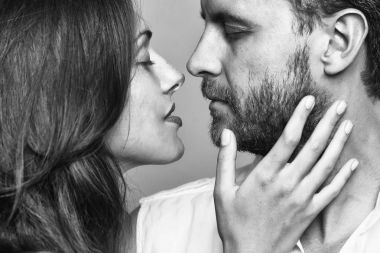 Stüdyoda genç ve seksi bir çift