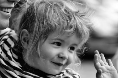 Bebek çocuk dalgalar el