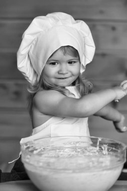 Mutlu çocuk hamur yoğurur